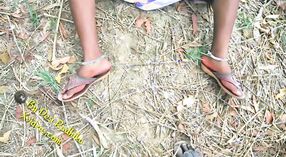 இந்திய ஜோடி கிராமத்தில் வெளிப்புற உடலுறவை அனுபவிக்கிறது 8 நிமிடம் 40 நொடி