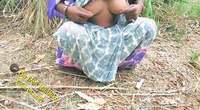இந்திய ஜோடி கிராமத்தில் வெளிப்புற உடலுறவை அனுபவிக்கிறது 0 நிமிடம் 0 நொடி