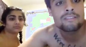 Un couple indien NRI de New York a des relations sexuelles torrides dans sa chambre à coucher devant la caméra 6 minute 30 sec