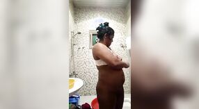 Esposa tamil se desnuda en el baño para un video MMC humeante 0 mín. 0 sec