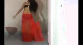Maturo Indiano MILF strisce giù in un sari e prende voi via 0 min 0 sec