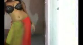 Maturo Indiano MILF strisce giù in un sari e prende voi via 12 min 50 sec