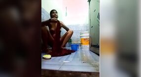 Une femme au foyer indienne devient coquine devant la caméra avec ses doigts 1 minute 40 sec