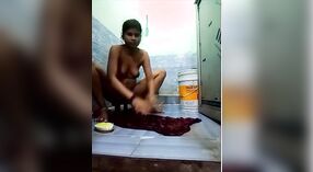 Une femme au foyer indienne devient coquine devant la caméra avec ses doigts 2 minute 00 sec