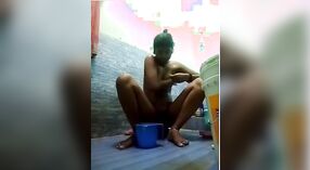 Une femme au foyer indienne devient coquine devant la caméra avec ses doigts 0 minute 40 sec