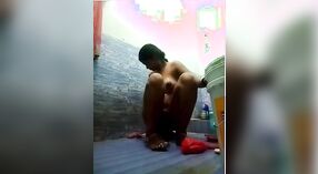 Une femme au foyer indienne devient coquine devant la caméra avec ses doigts 1 minute 00 sec