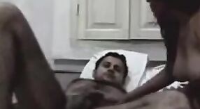 Desi casal Saali e Gigi entrar em Incesto Sexo em Telugu Vídeo 19 minuto 00 SEC
