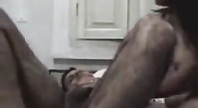 デジカップルのサリとジジは、テルグ語のビデオで近親相姦のセックスにふける 21 分 40 秒