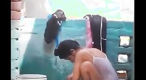 Dilettante Indiano bambino prende giù e sporco con lei amante in il doccia 1 min 30 sec