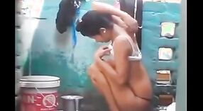 Une Indienne amateur se salit avec son amant sous la douche 2 minute 20 sec