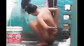 அமெச்சூர் இந்திய குழந்தை தனது காதலனுடன் மழையில் இறங்கி அழுக்காகி 2 நிமிடம் 50 நொடி