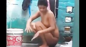 Une Indienne amateur se salit avec son amant sous la douche 3 minute 00 sec