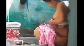 Dilettante Indiano bambino prende giù e sporco con lei amante in il doccia 3 min 40 sec