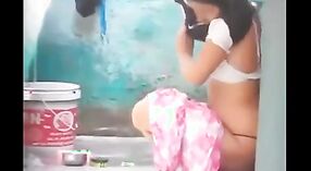 Nena india amateur se pone sucia con su amante en la ducha 4 mín. 10 sec