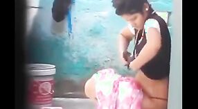 业余印度宝贝在淋浴中与爱人弄脏而肮脏 4 敏 20 sec