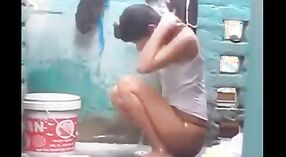 业余印度宝贝在淋浴中与爱人弄脏而肮脏 0 敏 30 sec
