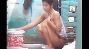 Dilettante Indiano bambino prende giù e sporco con lei amante in il doccia 0 min 40 sec