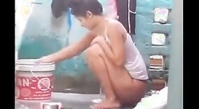 Dilettante Indiano bambino prende giù e sporco con lei amante in il doccia 0 min 50 sec