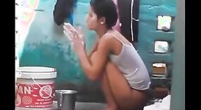Une Indienne amateur se salit avec son amant sous la douche 1 minute 10 sec