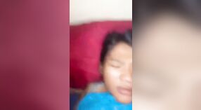 ぽっちゃりしたネパールの女の子は、深い鳴き声で筋金入りのクソを楽しんでいます 0 分 0 秒