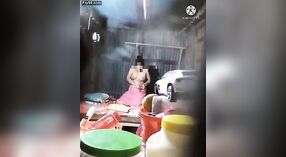 Dì Desi flaunts cô ấy ample ngực và thân thể trong một steamy video 1 tối thiểu 20 sn