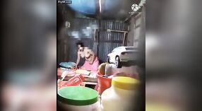 Bibi Desi memamerkan payudara dan tubuhnya yang besar dalam video yang beruap 1 min 30 sec