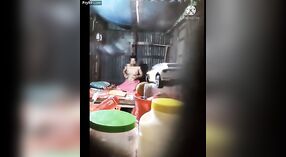 Tia Desi ostenta seus peitos grandes e corpo em um vídeo quente 2 minuto 10 SEC