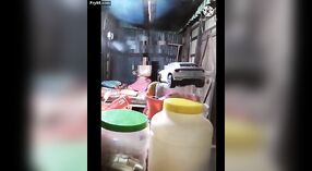 Bibi Desi memamerkan payudara dan tubuhnya yang besar dalam video yang beruap 2 min 30 sec