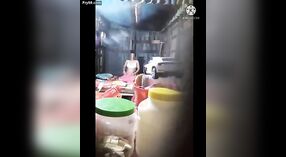 چاچی دیسی flaunts اس کی کافی سینوں اور جسم میں ایک باپ سے بھرا ویڈیو 2 کم از کم 50 سیکنڈ