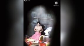 Dì Desi flaunts cô ấy ample ngực và thân thể trong một steamy video 0 tối thiểu 50 sn