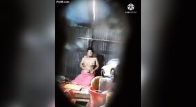 Bibi Desi memamerkan payudara dan tubuhnya yang besar dalam video yang beruap 1 min 00 sec