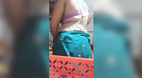Bangladeschisches Babe mit großen Titten zeigt ihre heiße Muschi in Shari 0 min 0 s