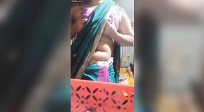 Bangladeshi dziecko z duży cycki widać od jej gorący cipki w Shari 0 / min 40 sec