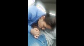 Neha Bhabhi memberikan blowjob sensual di dalam mobil 1 min 00 sec