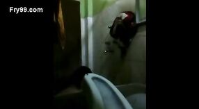 Istri Desi Mandi di Film Sungguhan 2 min 40 sec