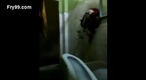 La esposa de Desi Toma una Ducha en una película Real 7 mín. 20 sec