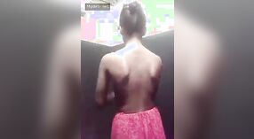 Desi Teen zeigt in diesem dampfenden Video ihr offenes Kleid 0 min 0 s