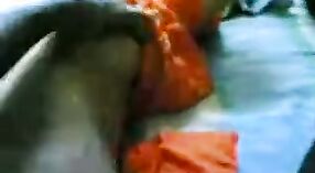 சிவப்பு உடையணிந்த தேசி பெண் கிராமத்தில் குறும்பு பெறுகிறார் 1 நிமிடம் 40 நொடி