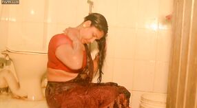 Titsy Bengalese ragazza prende bagnato e selvaggio in il bagno 1 min 00 sec