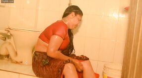 Titsy Bengali meisje gets nat en wild in de bath 1 min 40 sec