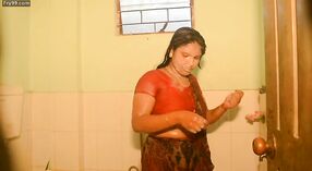 Titsy Bengali fille est mouillée et sauvage dans le bain 3 minute 40 sec