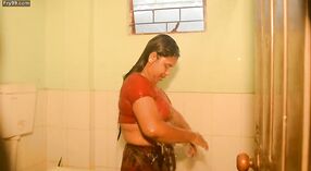 Titsy Bengali meisje gets nat en wild in de bath 4 min 20 sec