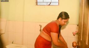 Titsy Bengali meisje gets nat en wild in de bath 5 min 40 sec