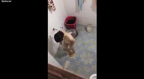 Collegio ragazza da Nepal record se stessa in il doccia su nascosto macchina fotografica 2 min 20 sec
