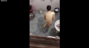Collegio ragazza da Nepal record se stessa in il doccia su nascosto macchina fotografica 0 min 0 sec