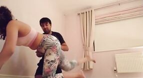 Istri guru yoga India mendapat peran dalam adegan beruap 3 min 20 sec