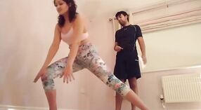 Żona Indyjskiego nauczyciela jogi dostaje role-played w gorącej scenie 0 / min 0 sec