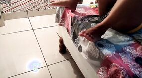 Hintli kadın onu ıslak kedi bir yapay penis ile dövülerek alır 0 dakika 50 saniyelik