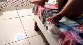 Une indienne se fait pilonner la chatte humide avec un gode 0 minute 50 sec