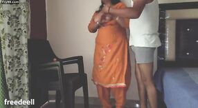 Ukryta kamera Devara Bhabhi rejestruje jej prawdziwy seks analny 1 / min 00 sec